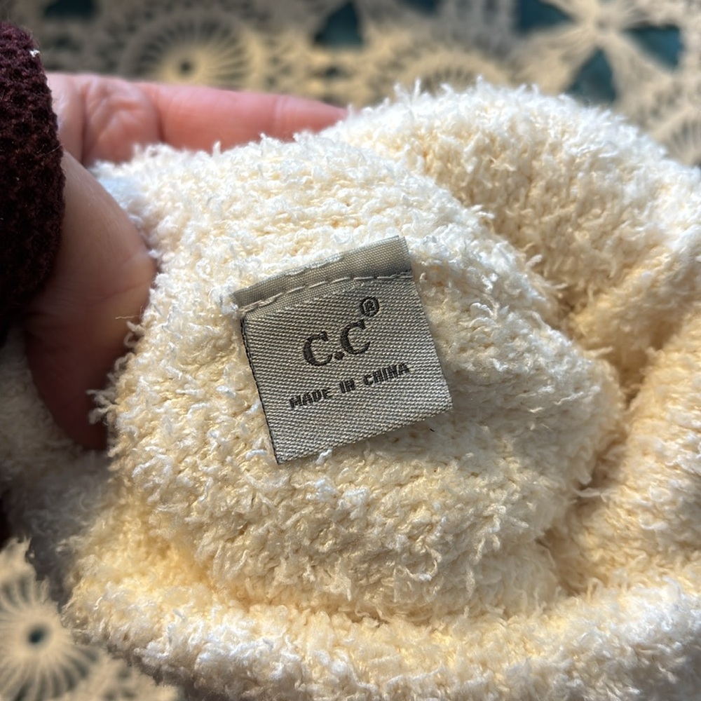 C.C baby super soft‎ beanie with poms cream - Picture 5 of 6